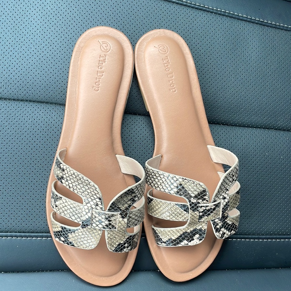 Women’s Slightly Textured Snake Skin Sandal by The Drop. Size 8. Padded slide.
